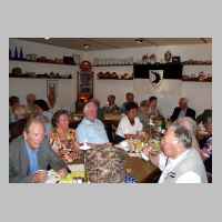 59-05-1177 8. Schirrauer Kirchspieltreffen 2005 - Sie warten auf das Essen und auf einen unterhaltsamen Abend.JPG
